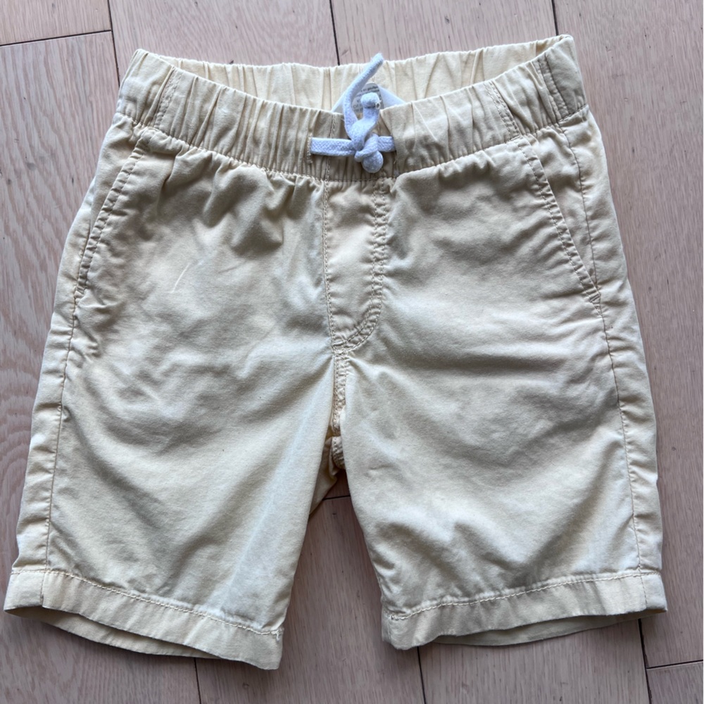 Light yellow boy chino shorts size 4T